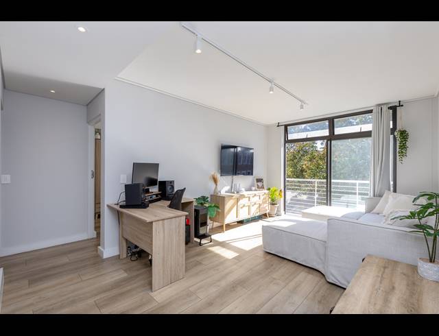 1 BEDROOM APARTMENT SOLD IN SEA POINT